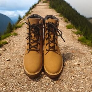 Timberland Cheyenne Valley Mid Lace Up trail boot/casual  Womens Sz 7.5 NEW WBOX